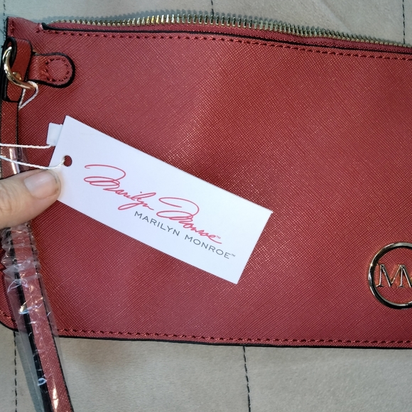 NWT Red Maryland Monroe Wristlet - Picture 4 of 4